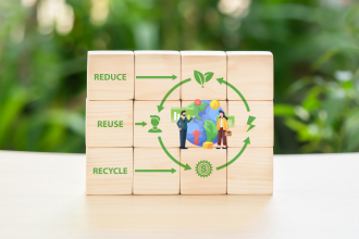 Elias Assum Sabbag Junior explica como a economia circular no setor de plásticos está promovendo a reciclagem avançada e o reaproveitamento de resíduos, reduzindo impactos ambientais.