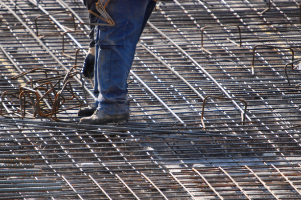 Diferença entre laje treliçada e laje maciça: conheça o desempenho de cada sistema na análise técnica de Valderci Malagosini Machado.