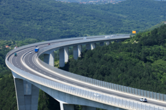 A engenharia na mobilidade urbana ganha novos contornos quando, como analisa Diego Borges, viadutos, túneis e corredores viários passam a transformar o trânsito das cidades.