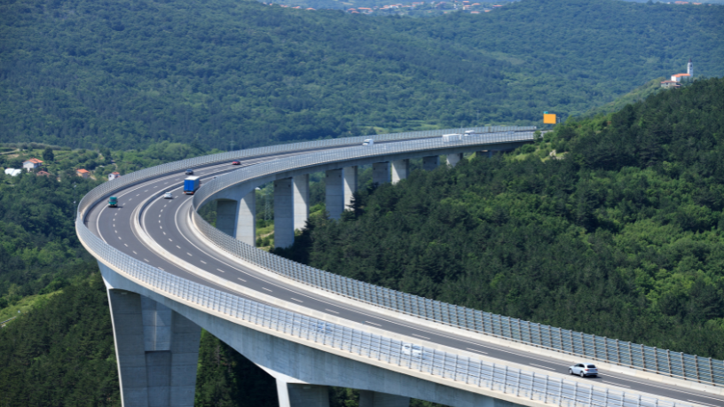 A engenharia na mobilidade urbana ganha novos contornos quando, como analisa Diego Borges, viadutos, túneis e corredores viários passam a transformar o trânsito das cidades.