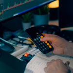 Bolhas financeiras integradas e seus riscos nos mercados globais com Danilo Regis Fernando Pinto.