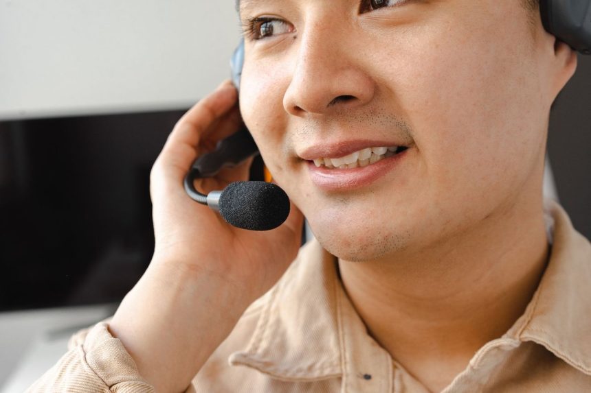 Agente de atendimento fala ao telefone usando um headset em um ambiente de central de suporte
