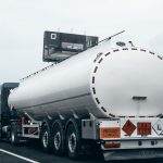 Caminhão-tanque transportando combustível em uma rodovia.