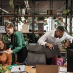 Grupo diverso de trabalhadores colaborando em um ambiente de call center.